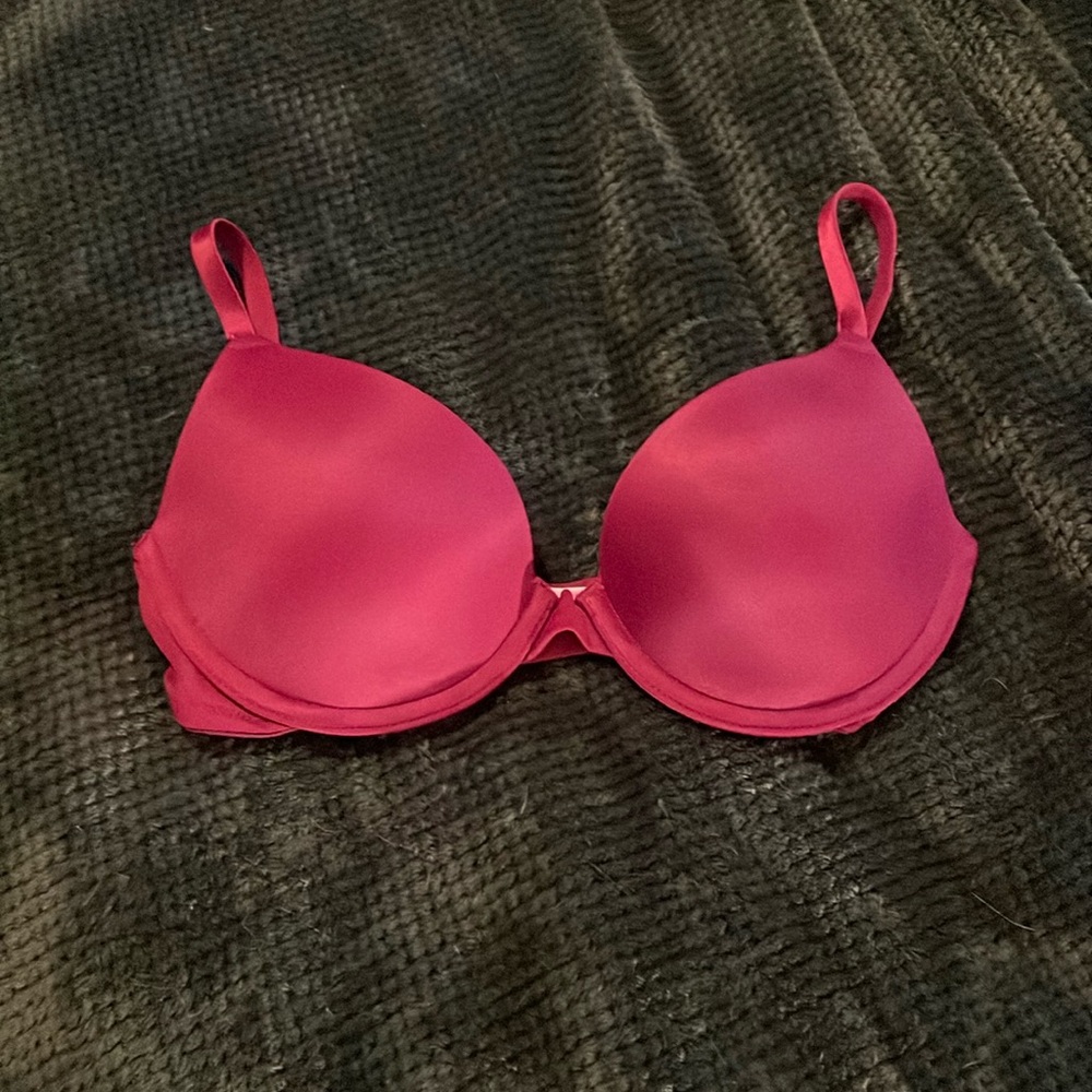 VS 32B Wear Everywhere T-Shirt Bra Maroon
